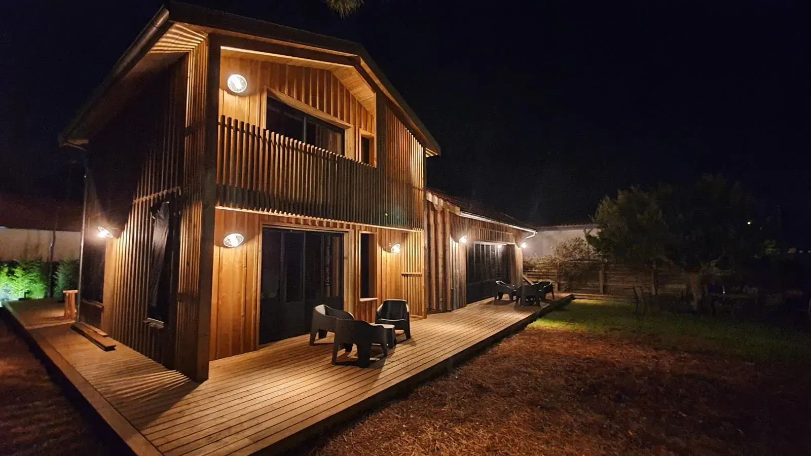 La villa illuminée, le soir venu