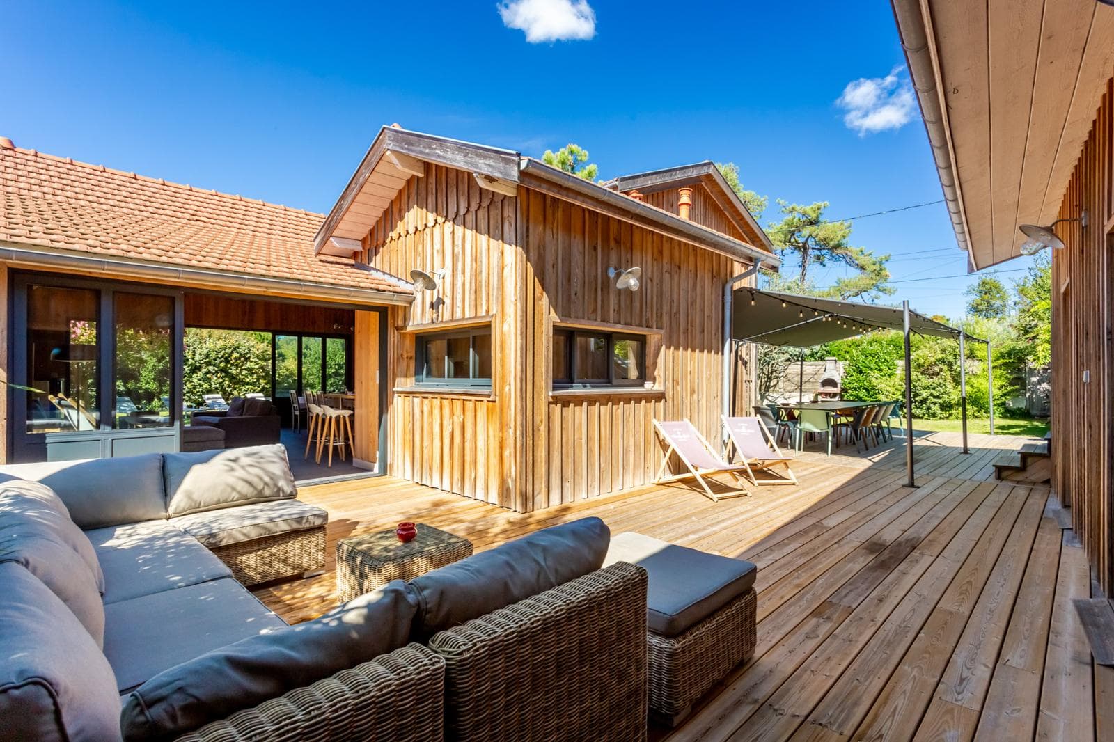 De grandes terrasses en caillebotis, plein sud